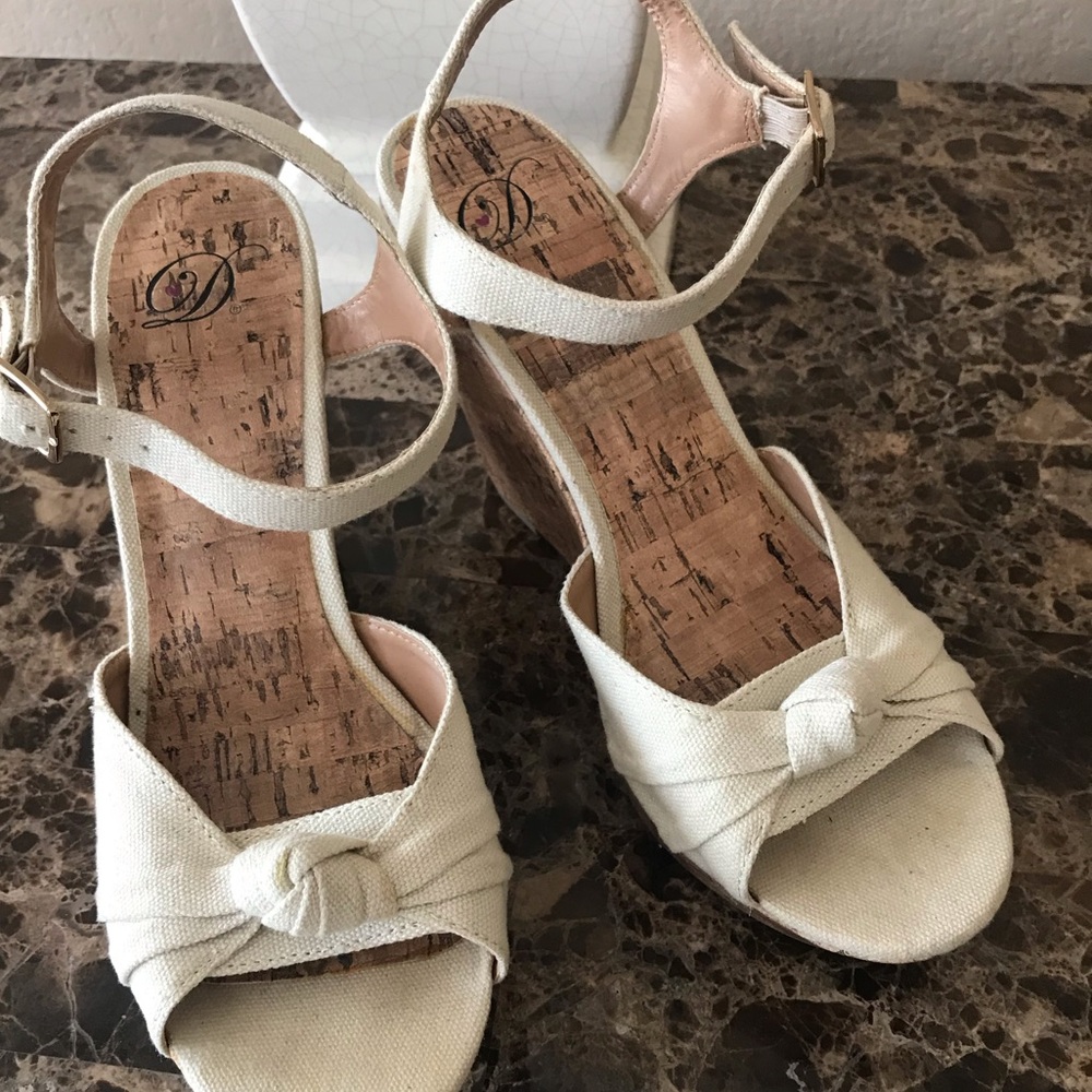 Linen Wedges - Picture 2 of 6
